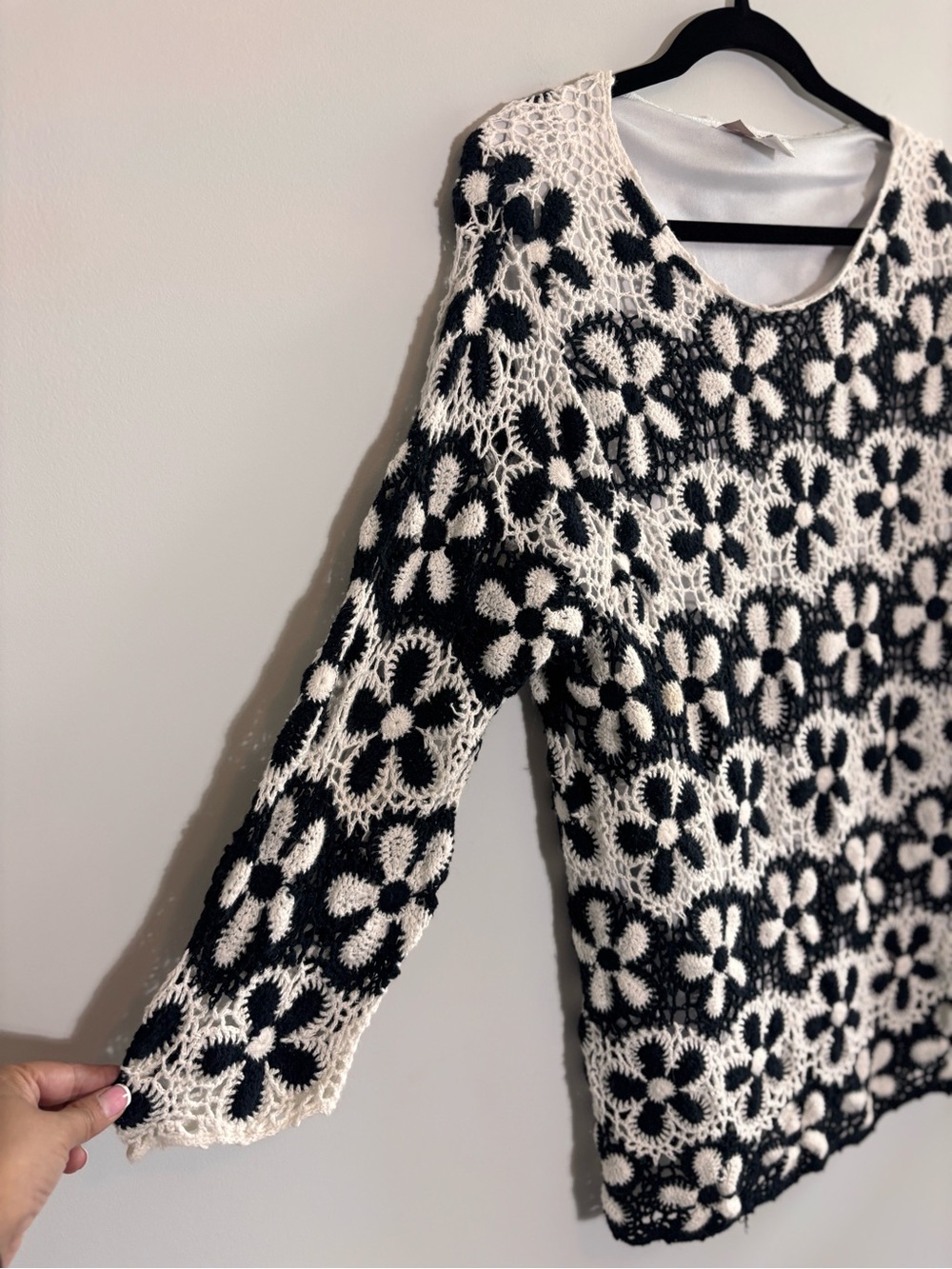TanJay Floral Crochet Sweater Tunic – Black & White Daisy Pattern | Size Large - Picture 4 of 5